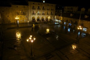 Panorámica nocturna de la Plaza de España de Reinosa.