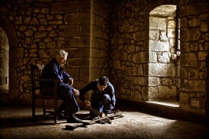 Tomás Sobaler y su nieto Jesús, en el Castillo de Argüeso. Azuelar. Campoo devanado.