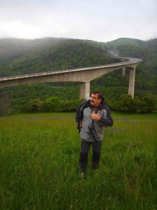 Ricardo fotografiando viaductos.
