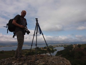 Miguel de Arribas fotografiando el embalse del Ebro